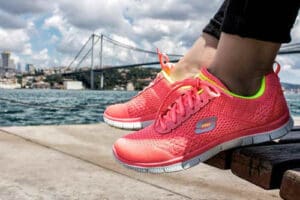 Promocion Skechers Gana Par de Skechers y un kit de viaje cada semana